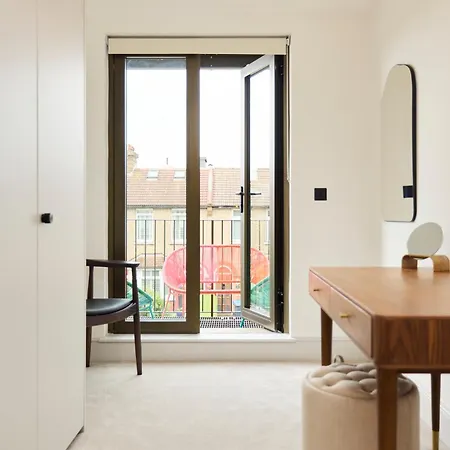 The South Wimbledon Place - Adorable 2Bdr Flat With Balcony London Exterior photo