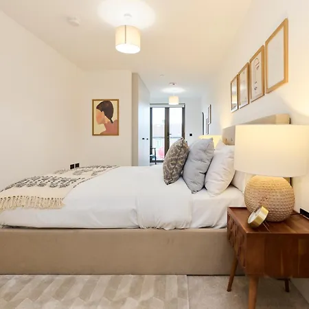 The South Wimbledon Place - Adorable 2Bdr Flat With Balcony London Exterior photo