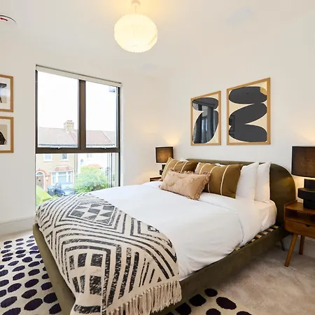 The South Wimbledon Place - Adorable 2Bdr Flat With Balcony London Exterior photo