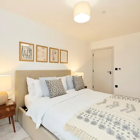 The South Wimbledon Place - Adorable 2Bdr Flat With Balcony London Exterior photo