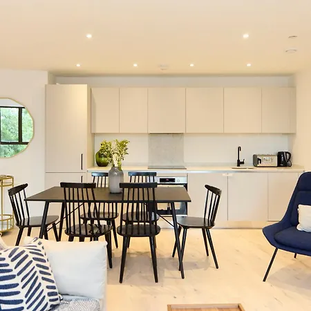 The South Wimbledon Place - Adorable 2Bdr Flat With Balcony London Exterior photo