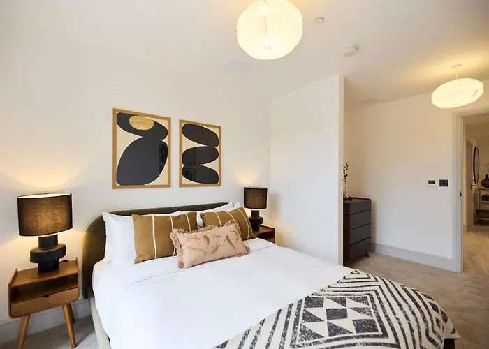 The South Wimbledon Place - Adorable 2Bdr Flat With Balcony