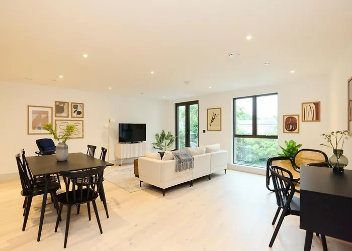The South Wimbledon Place - Adorable 2Bdr Flat With Balcony